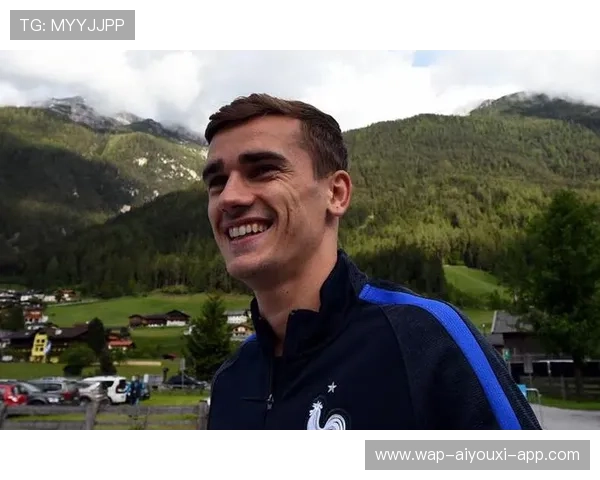 格里兹曼新发色表情亮了：时尚与魅力的完美碰撞，球场外的惊艳变身